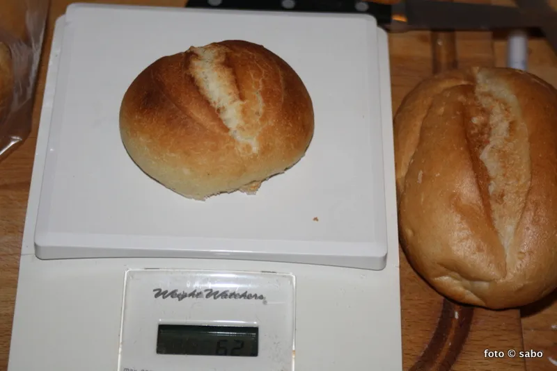 Ein selbstgebackenes Ossi-Brötchen auf einer Waage