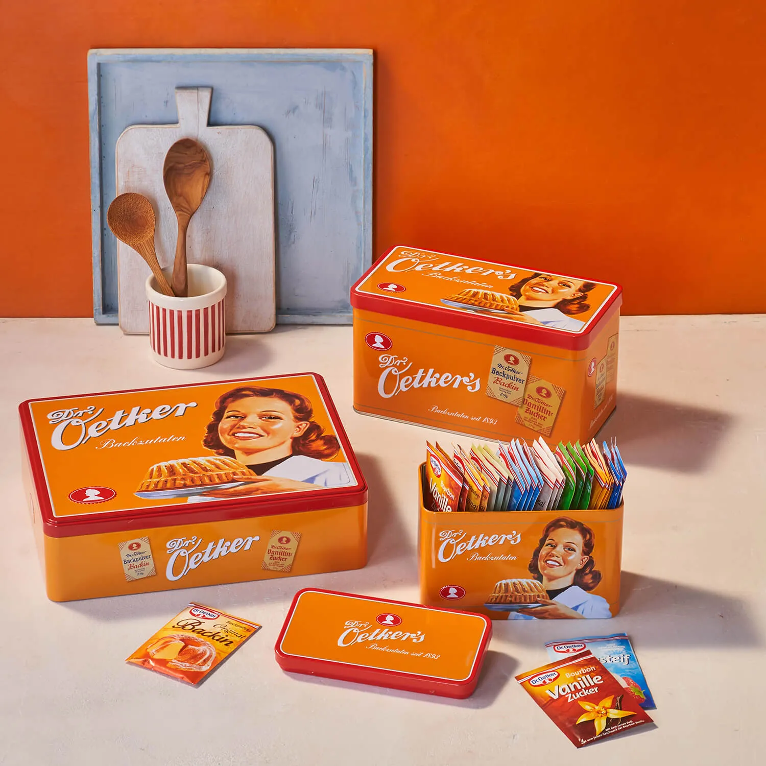 Ein Set gefüllter Aufbewahrungsdosen mit Backzutaten, ideal für die Küche