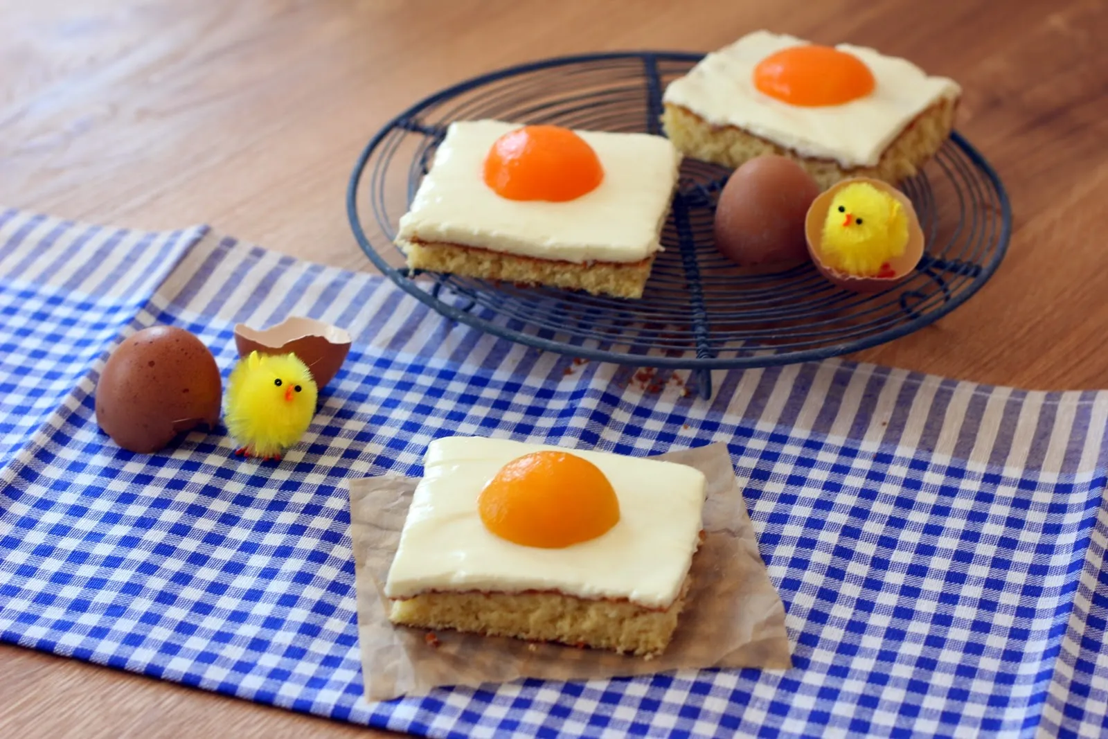 Ein Spiegelei-Kuchen vom Blech, kunstvoll mit Aprikosenhälften belegt und leicht mit Kakao bestreut