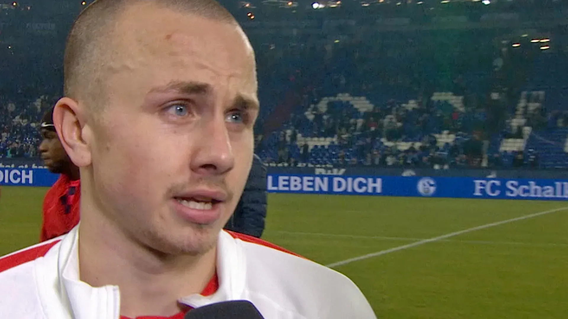 Ein Spieler von RB Leipzig (vermutlich Angelino) feiert ein Tor, während ein Schalker Spieler enttäuscht wirkt