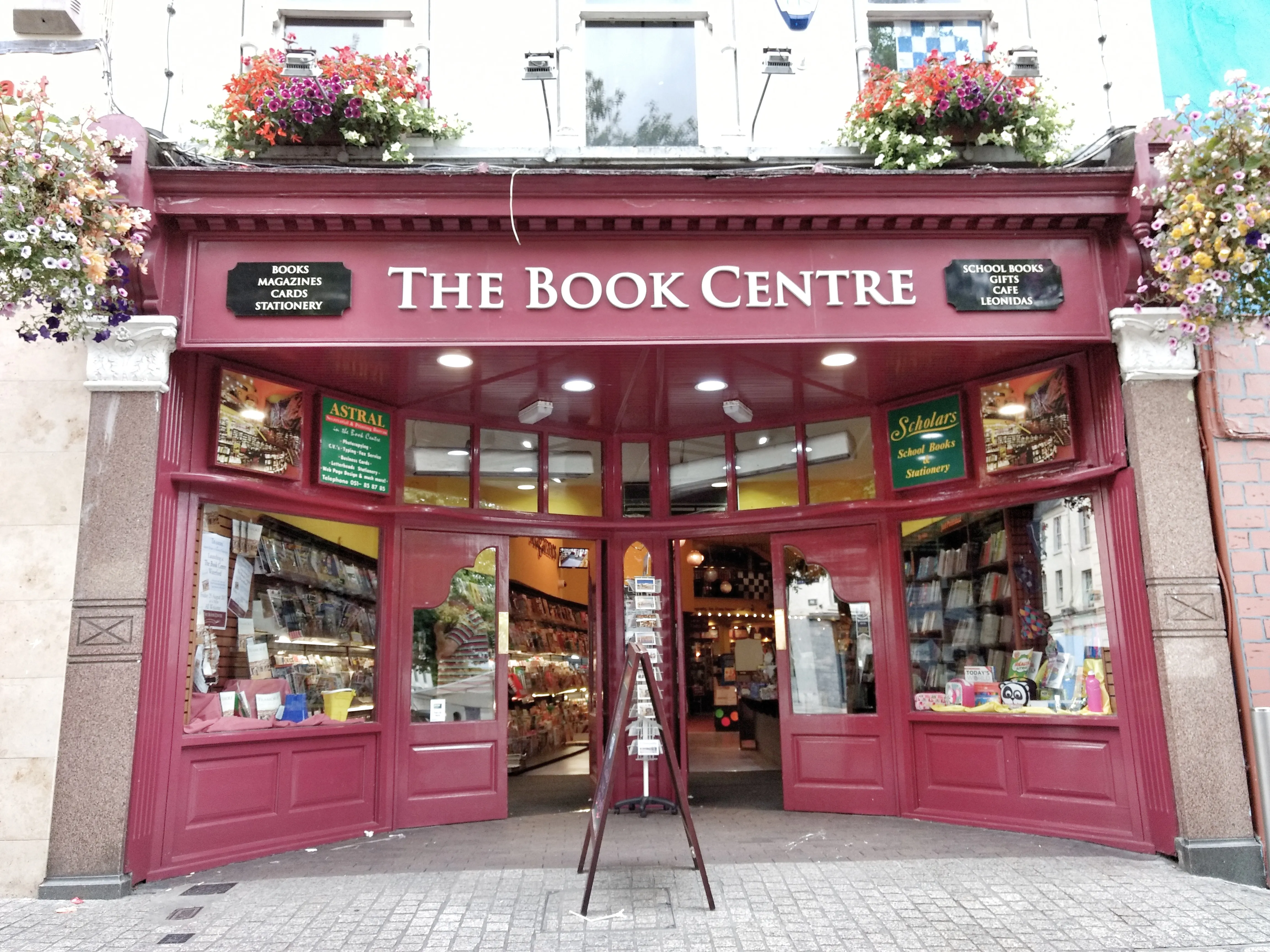 Ein Stapel Bücher in Nahaufnahme, bereit zum Lesen oder Rezensieren