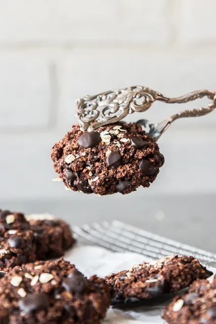 Ein Stapel Schoko-Hafer Kekse auf einem Holzbrett