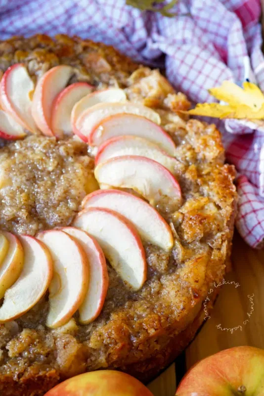 Ein Stück Apfel-Mandel-Kuchen mit Mandel-Topping
