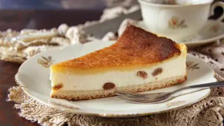 Ein Stück authentische sächsische Eierschecke auf einem Teller mit einer Gabel