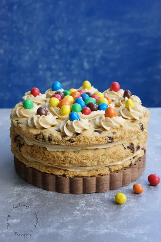 Ein Stück Chocolate Chip Cookie Kuchen mit Erdnussbuttercreme und M&Ms