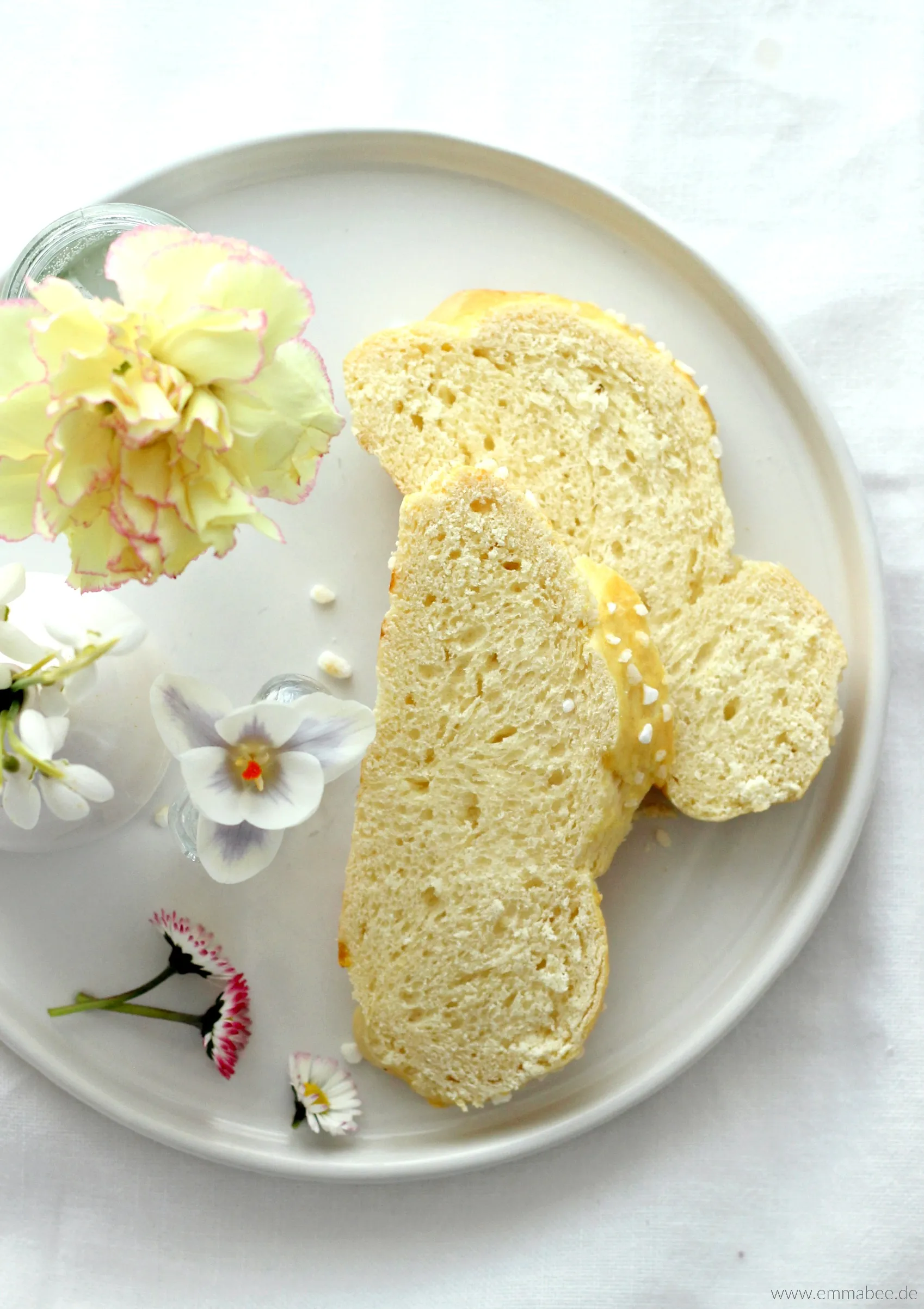 Ein Stück eines aufgeschnittenen Hefezopfes, das die weiche, luftige Textur zeigt