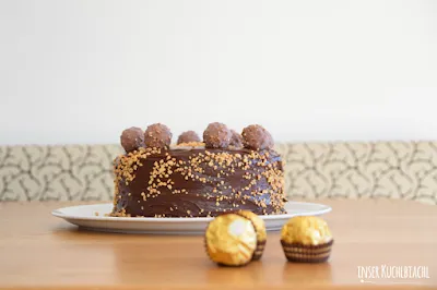 Ein Stück Ferrero Rocher Torte auf einem Teller