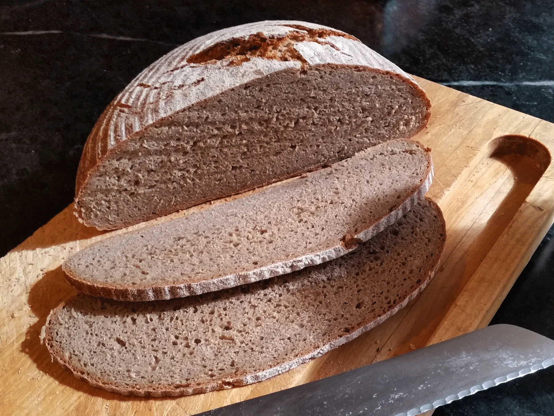 Ein Stück geschnittenes Berliner Landbrot, das die Textur der Krume zeigt