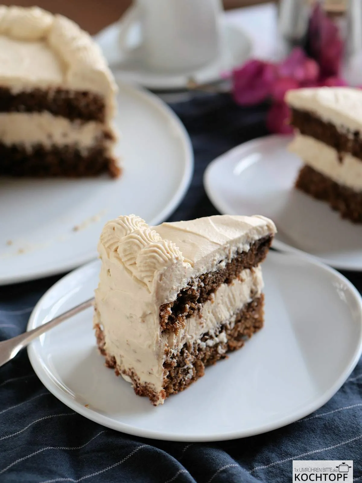 Ein Stück Kaffee-Sahne-Torte auf weissem Teller