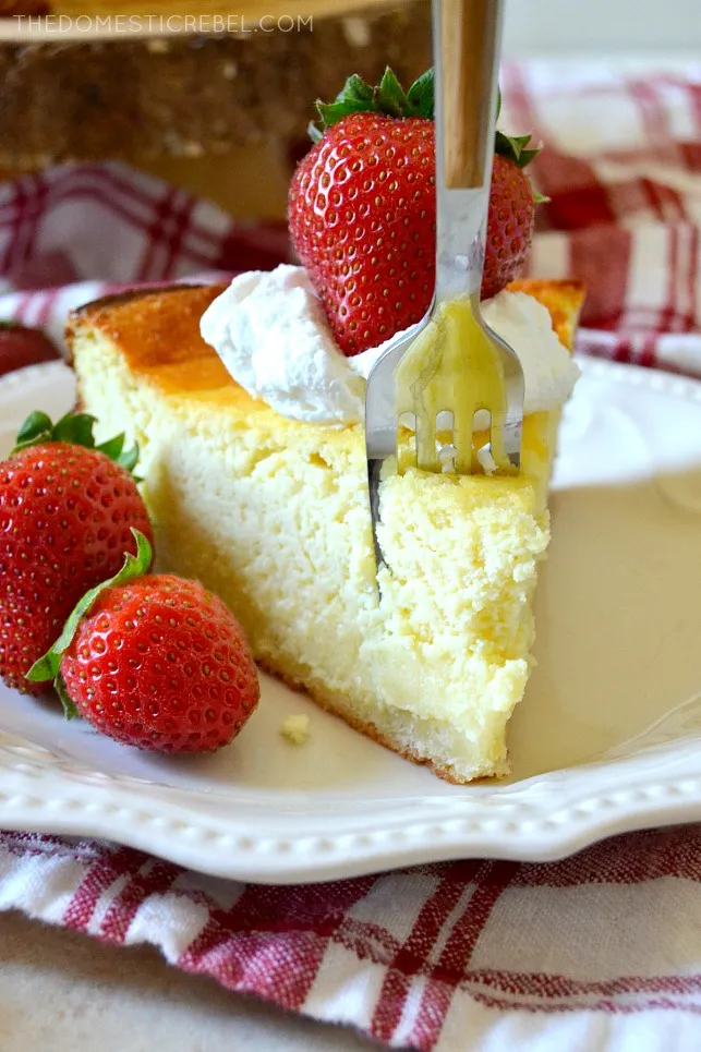 Ein Stück Käsekuchen mit einer Gabel