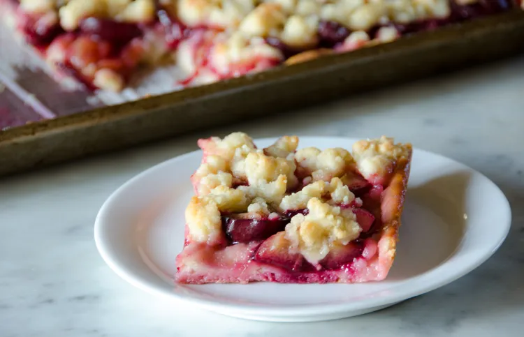 Ein Stück köstlicher Pflaumenkuchen mit Marzipanstreuseln
