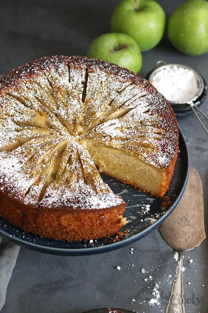 Ein Stück Low-Carb Apfelkuchen auf einem Teller
