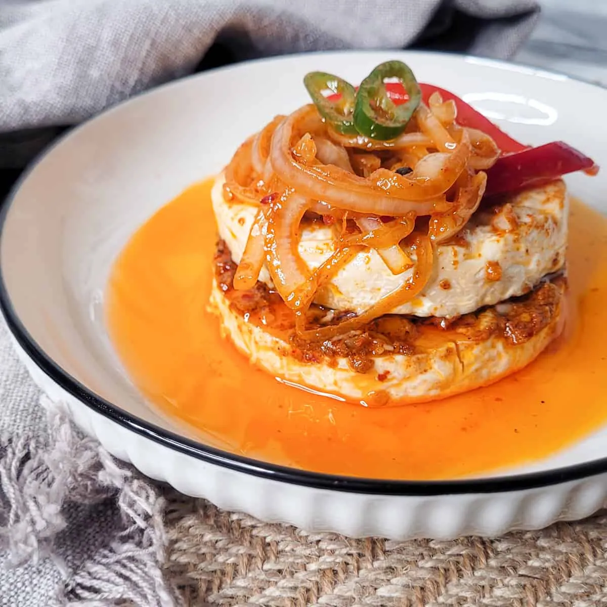 Ein Stück Nakládaný Camembert Käse und eingelegtes Gemüse