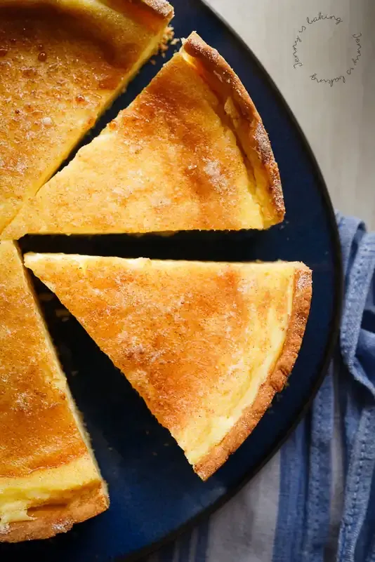 Ein Stück Rahmkuchen mit der knusprigen Zimt-Zucker-Kruste auf einem Teller