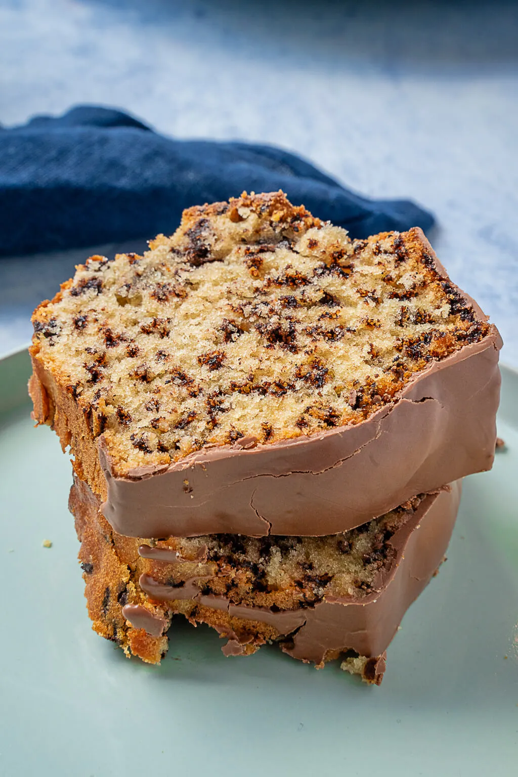 Ein Stück saftiger Ameisenkuchen mit Schokostreuseln auf einem Teller