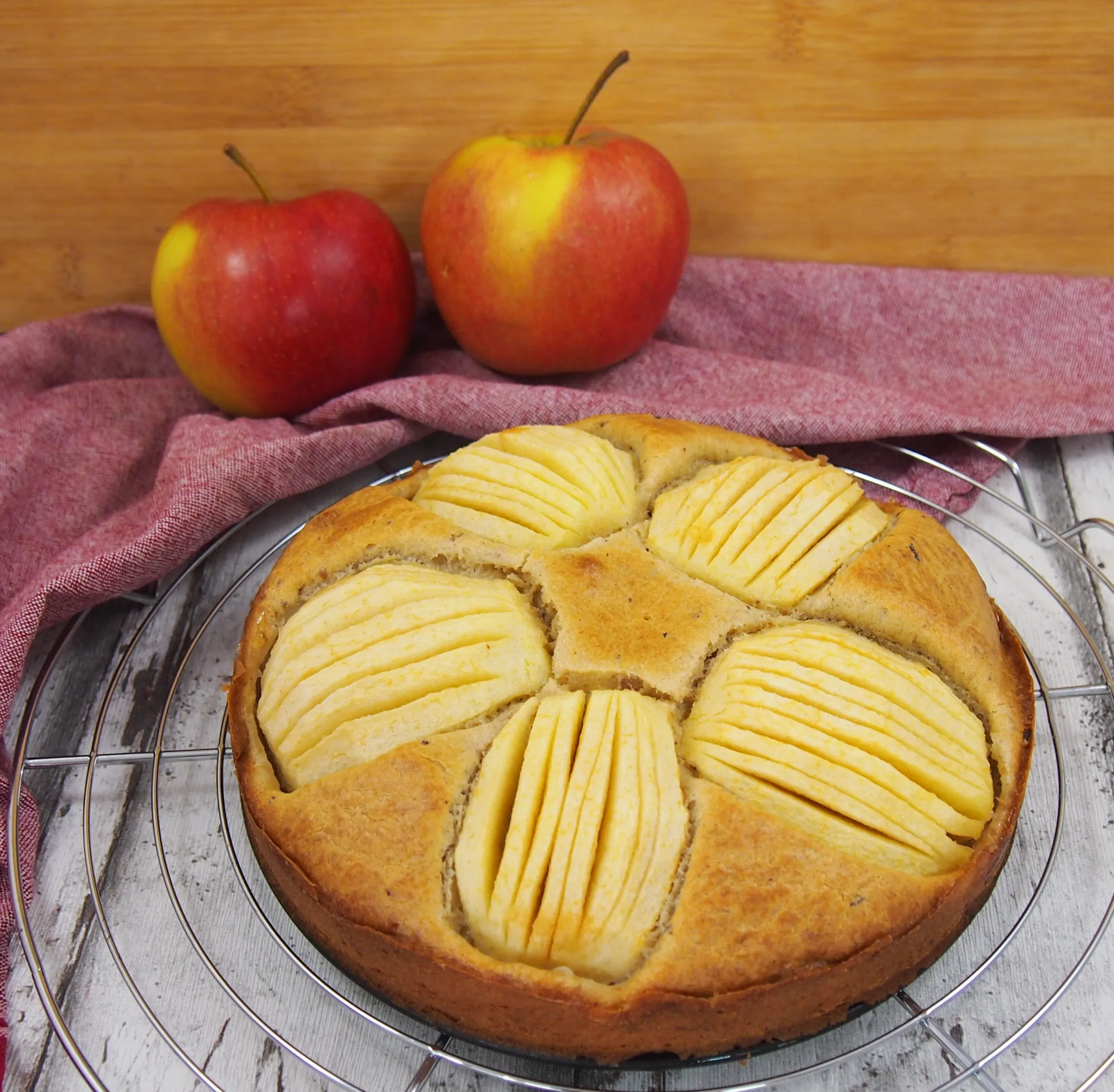 Ein Stück schneller Apfelkuchen ohne Zucker mit Äpfeln