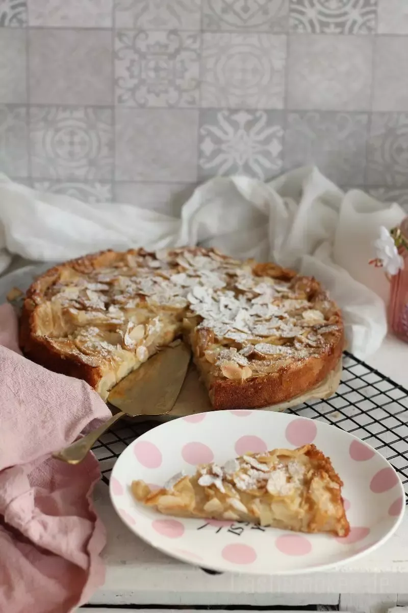 Ein Stück Torta di Mele auf einem Teller, bereit zum Genuss