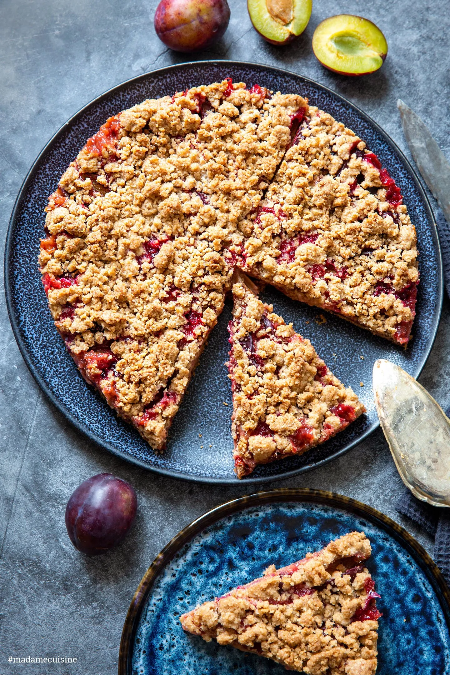 Ein Stück vom saftigen Zwetschgenkuchen mit Zimtstreuseln