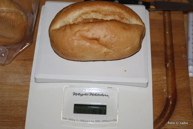 Ein Supermarkt-Brötchen auf einer Waage