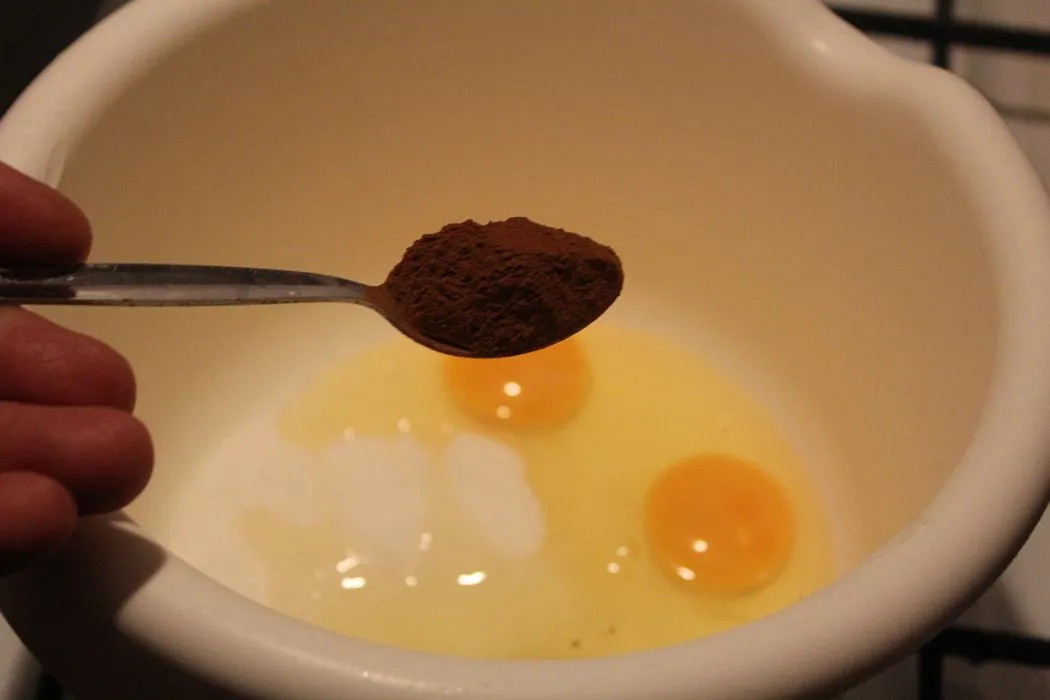 Ein Teelöffel Zimt auf einer Küchenwaage