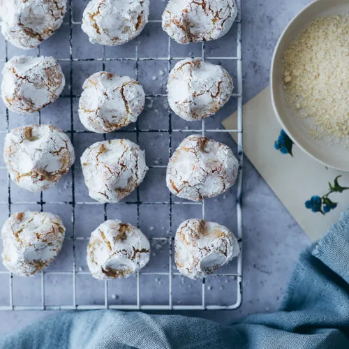 Ein Teller voll mit weichen italienischen Mandelkeksen