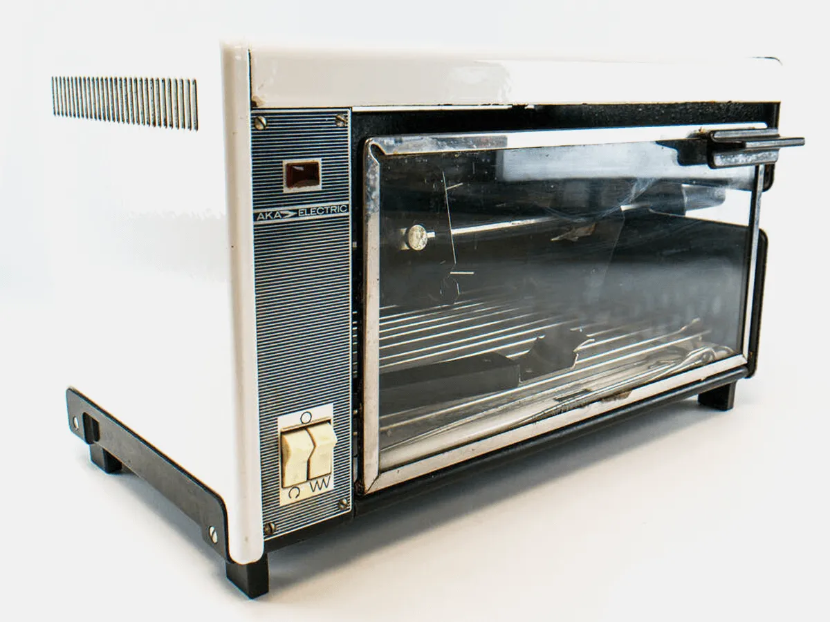 Ein Tischgrill Modell G90 von AKA ELECTRIC, ein beliebtes Haushaltsgerät aus der DDR