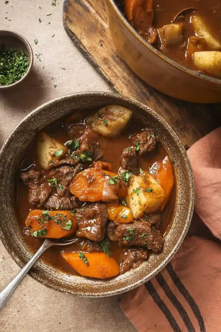 Ein Topf voll herzhaftem Rindergulasch, perfekt für die ganze Familie