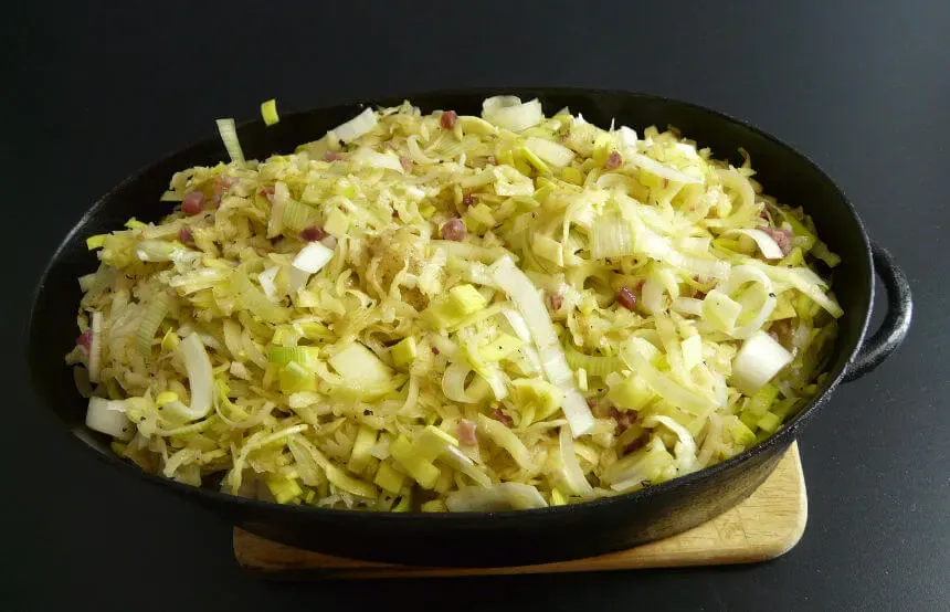 Ein traditioneller Dibbelabbes in einer schweren Bratpfanne.