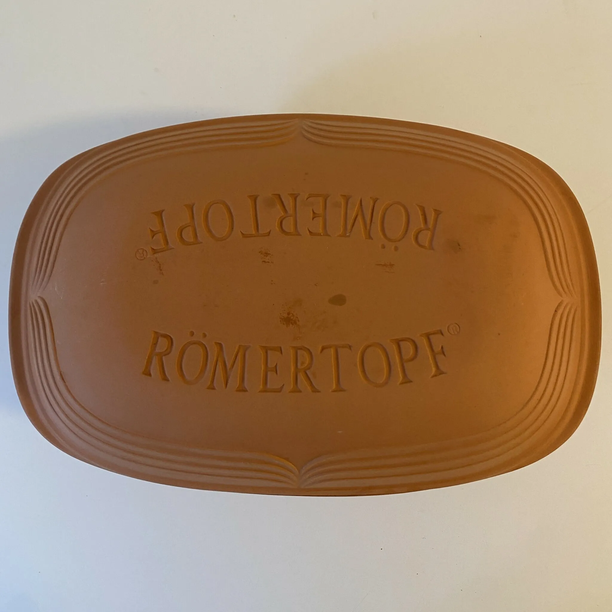 Ein traditioneller Römertopf aus Ton