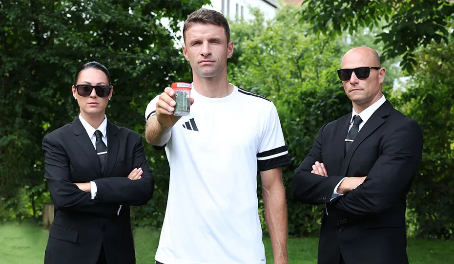 Ein verdutzter Thomas Müller bei einer vermeintlichen Dopingkontrolle