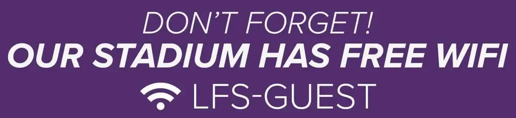 Ein volles Stadion während eines Fußballspiels bei Nacht