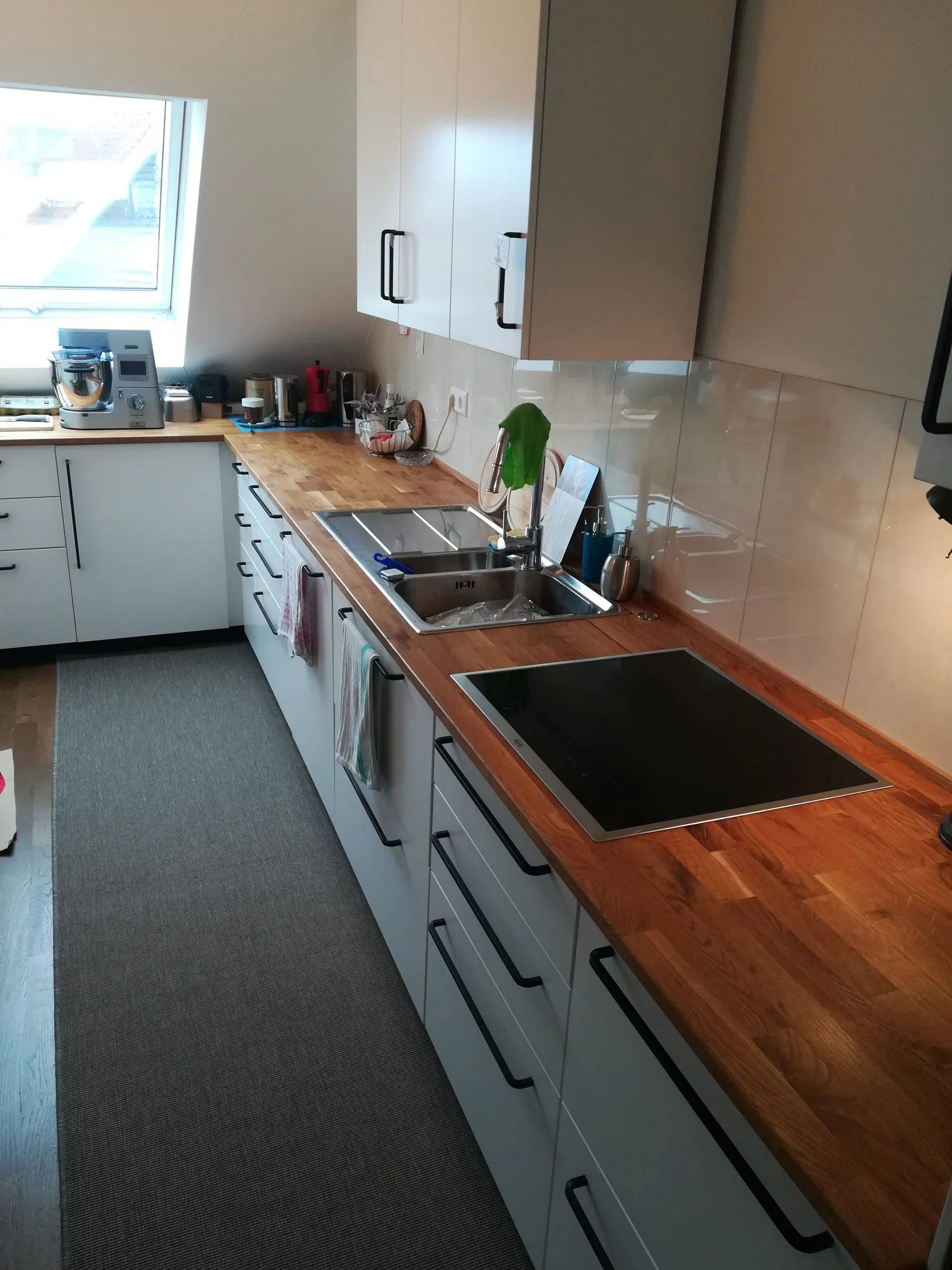 Ein vollintegrierter Geschirrspüler in einer IKEA Metod Küche, Front teilweise geöffnet.