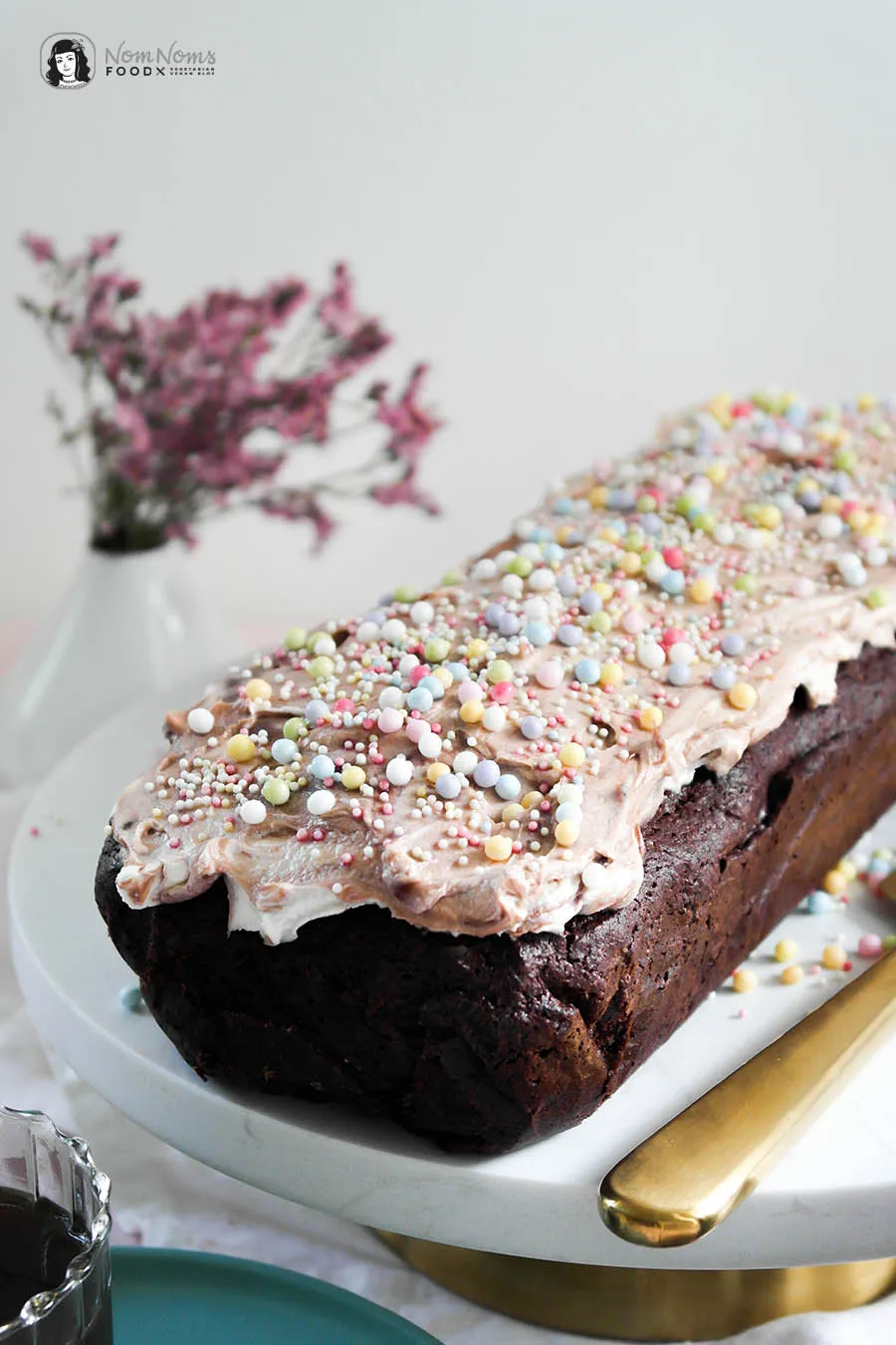 Ein weiterer Blick auf den festlich dekorierten Brownie mit Kerzen und Streuseln, bereit zum Anschneiden