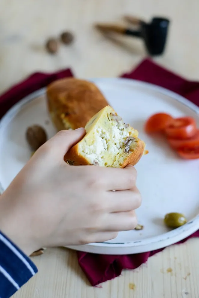 Ein weiterer fertig gebackener herzhafter Kuchen, bereit zum Genießen