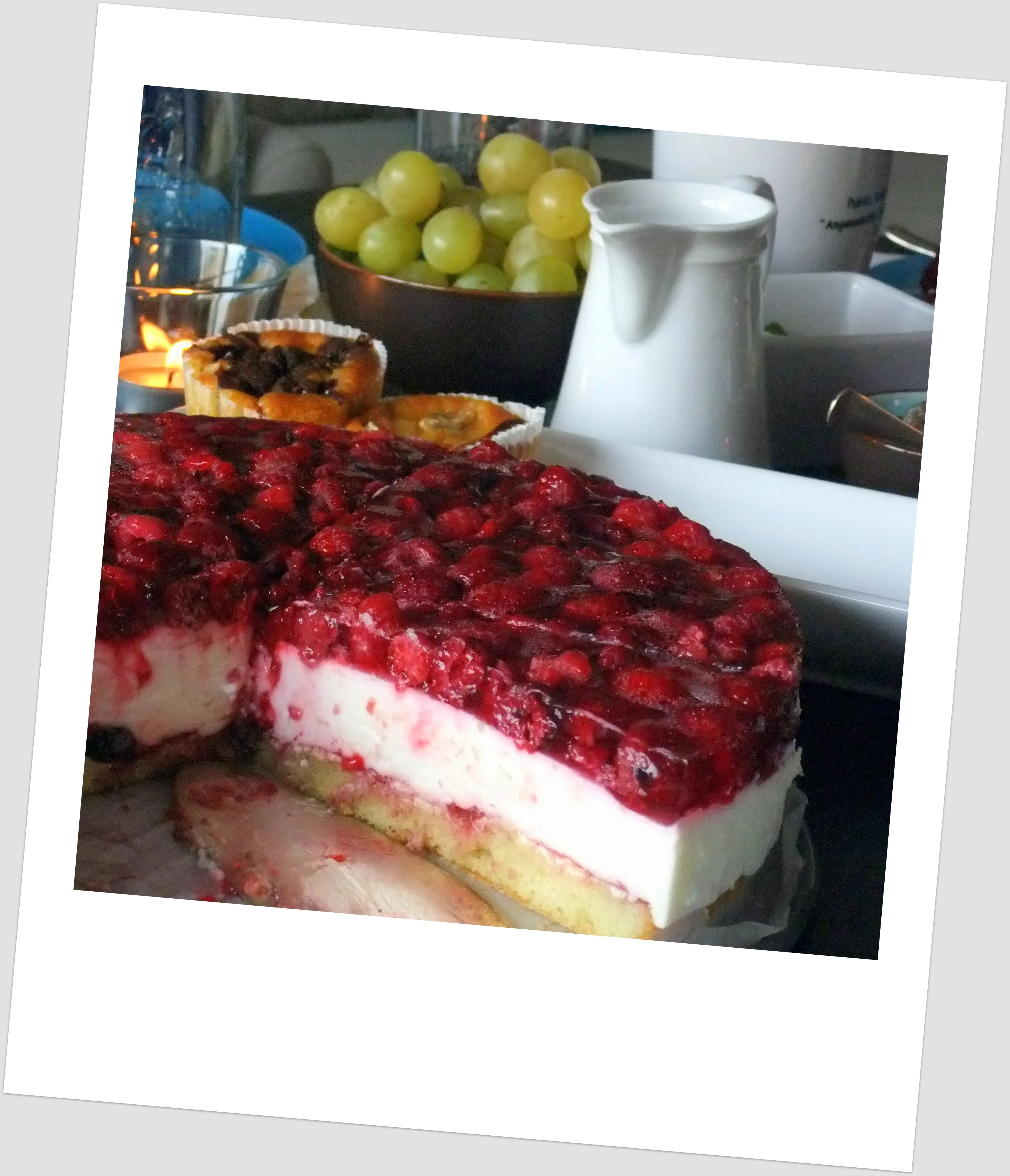 Ein weiteres Ansicht der köstlichen Himbeer-Käsesahnetorte