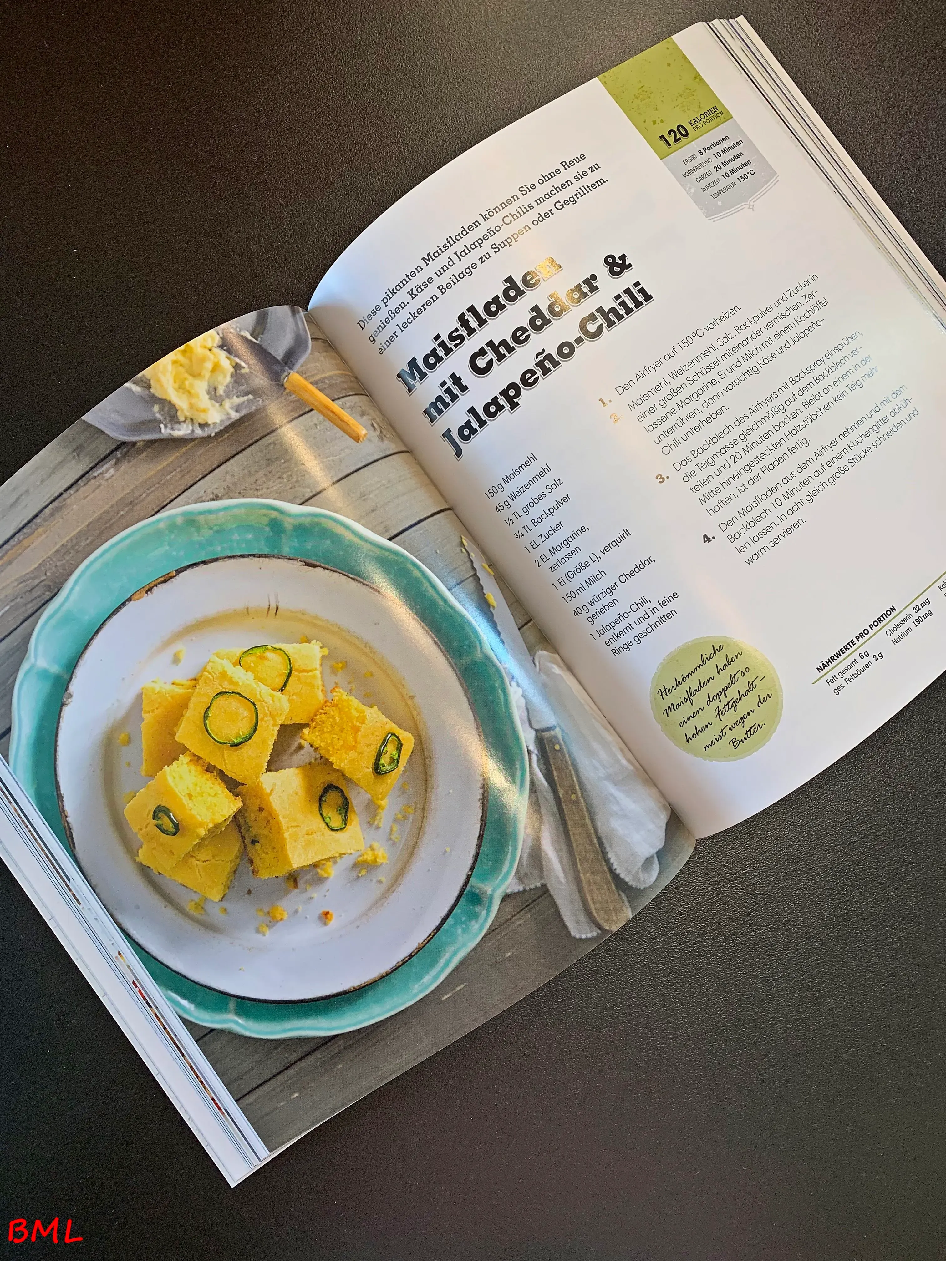 Ein weiteres Bild, das aufgeschlagene Seiten des Kochbuchs mit verschiedenen Gerichten und Texten zeigt