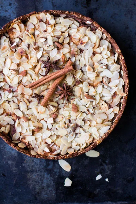 Ein weiteres Bild des fertig gebackenen Apfelkuchens von oben