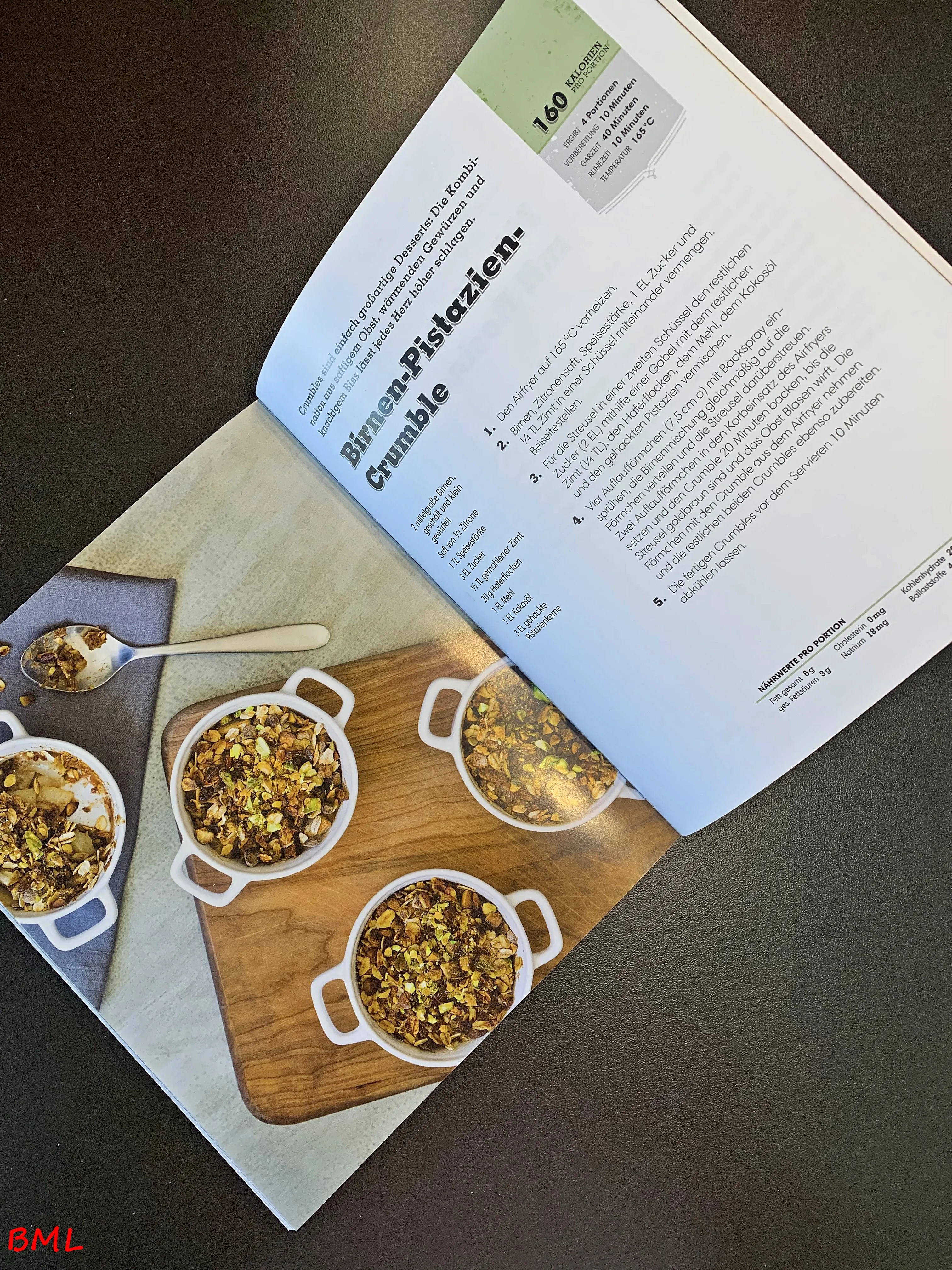 Ein weiteres Bild des Kochbuchs, das eine Auswahl an frischen Zutaten und zubereiteten Speisen zeigt