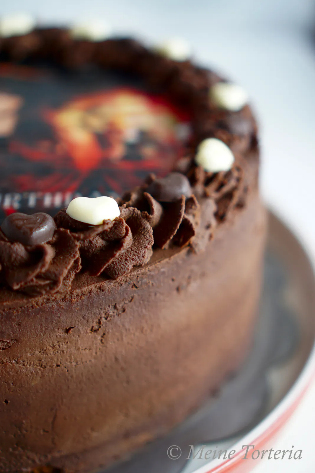 Ein weiteres Foto der Schoko-Karamell-Geburtstagstorte mit üppiger Dekoration