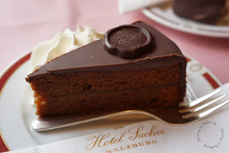 Ein weiteres Stück Sachertorte, detailliert und appetitlich präsentiert