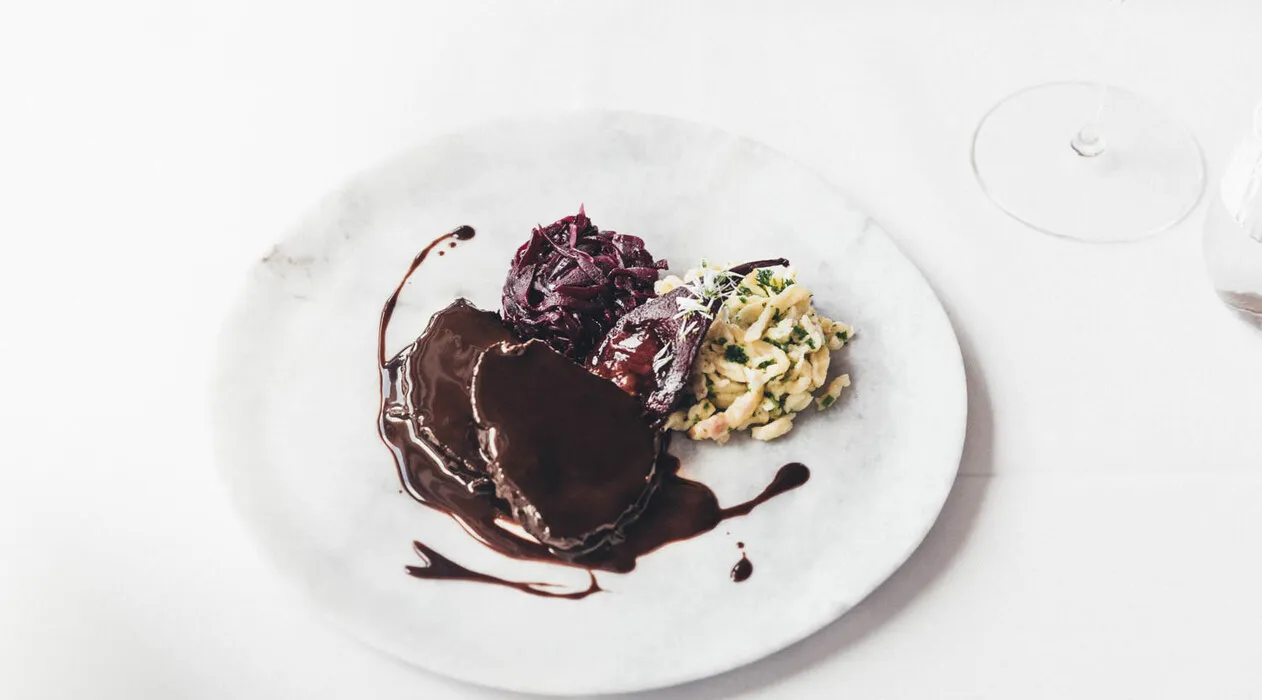 Ein wunderschön angerichteter Hirschbraten auf einem Teller