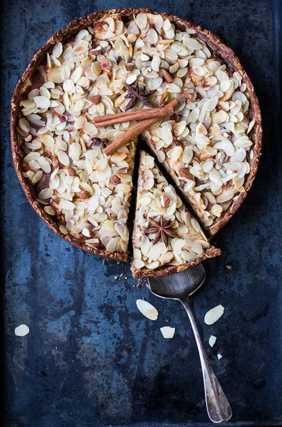 Ein wunderschön gebackener Apfelkuchen, bestreut mit Mandelblättern