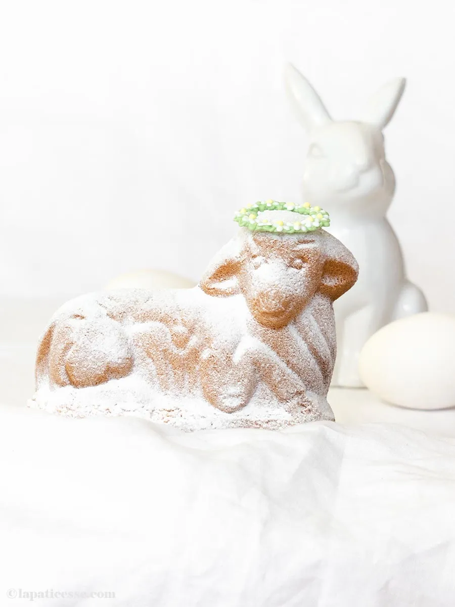 Ein wunderschön gebackenes Osterlamm, bestäubt mit Puderzucker, bereit für die Osterfeierlichkeiten.