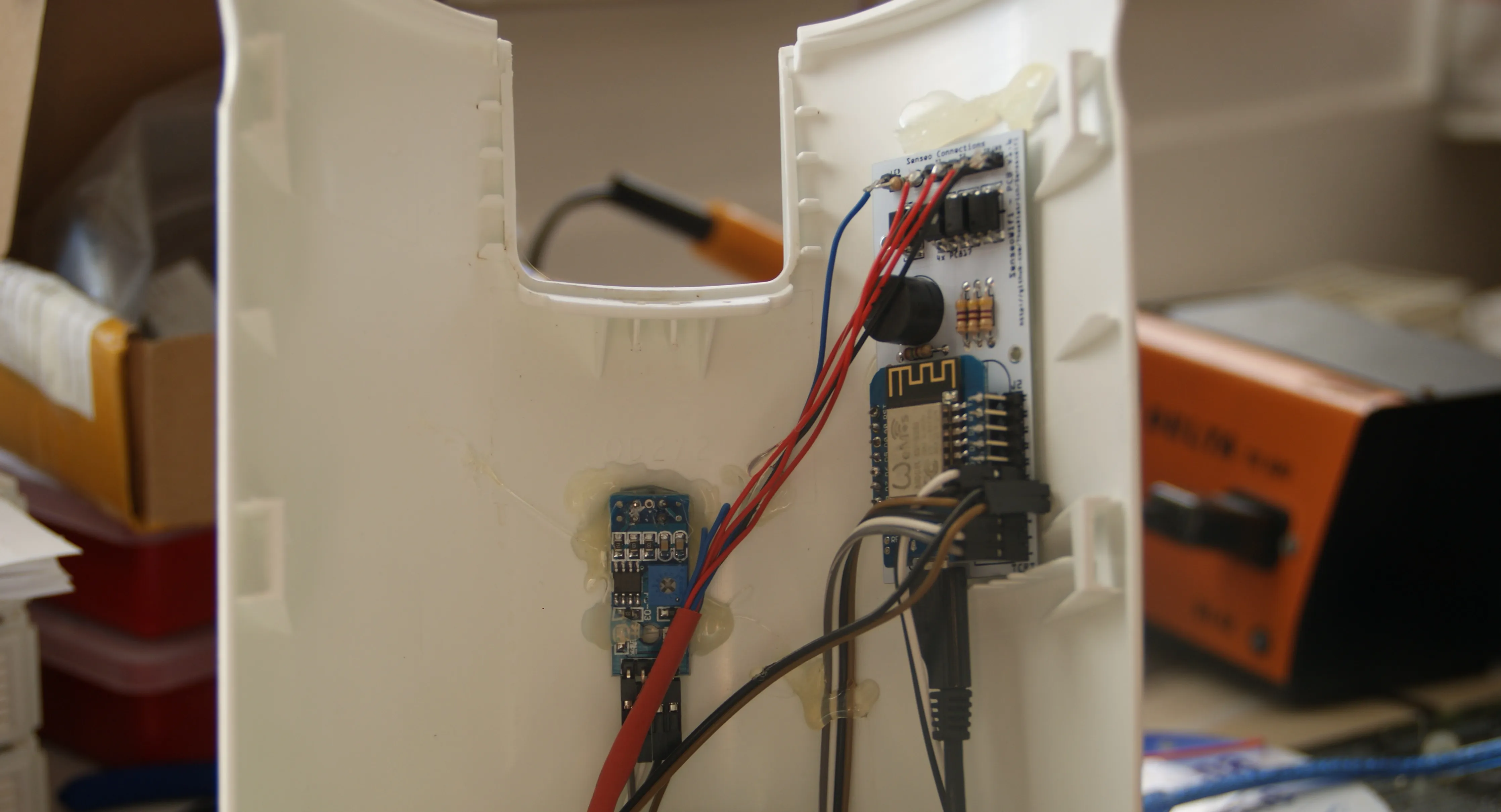 Einbau der SenseoWifi Platine im Inneren der Kaffeemaschine