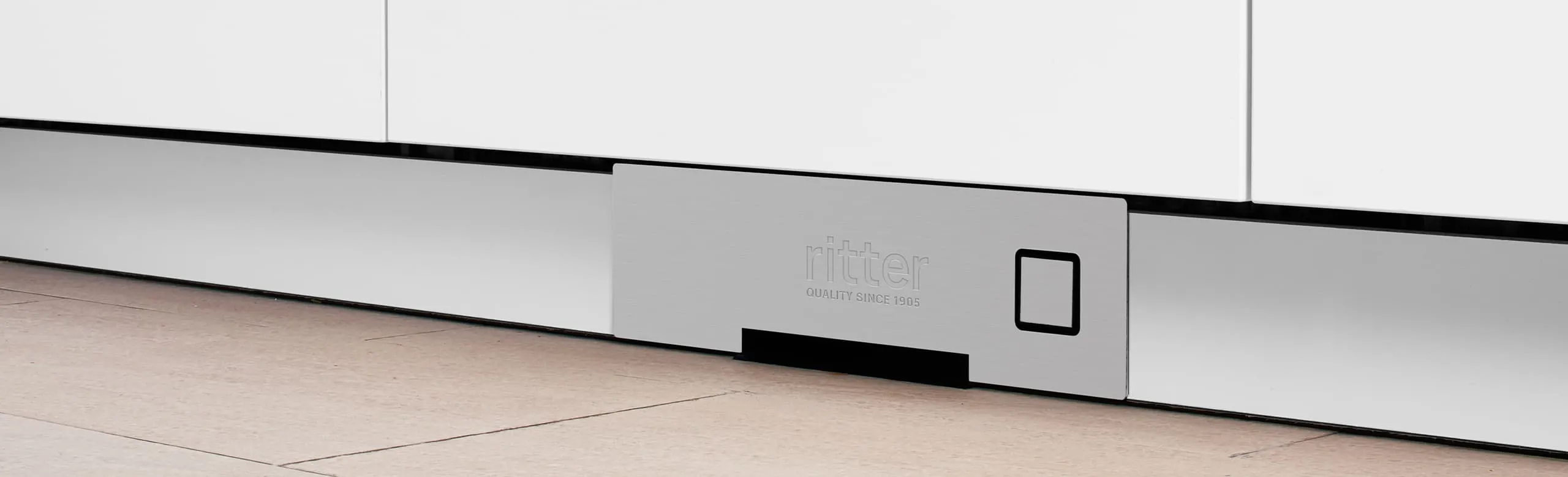 Einbau-Sockelsauger in einer modernen Küchenleiste integriert