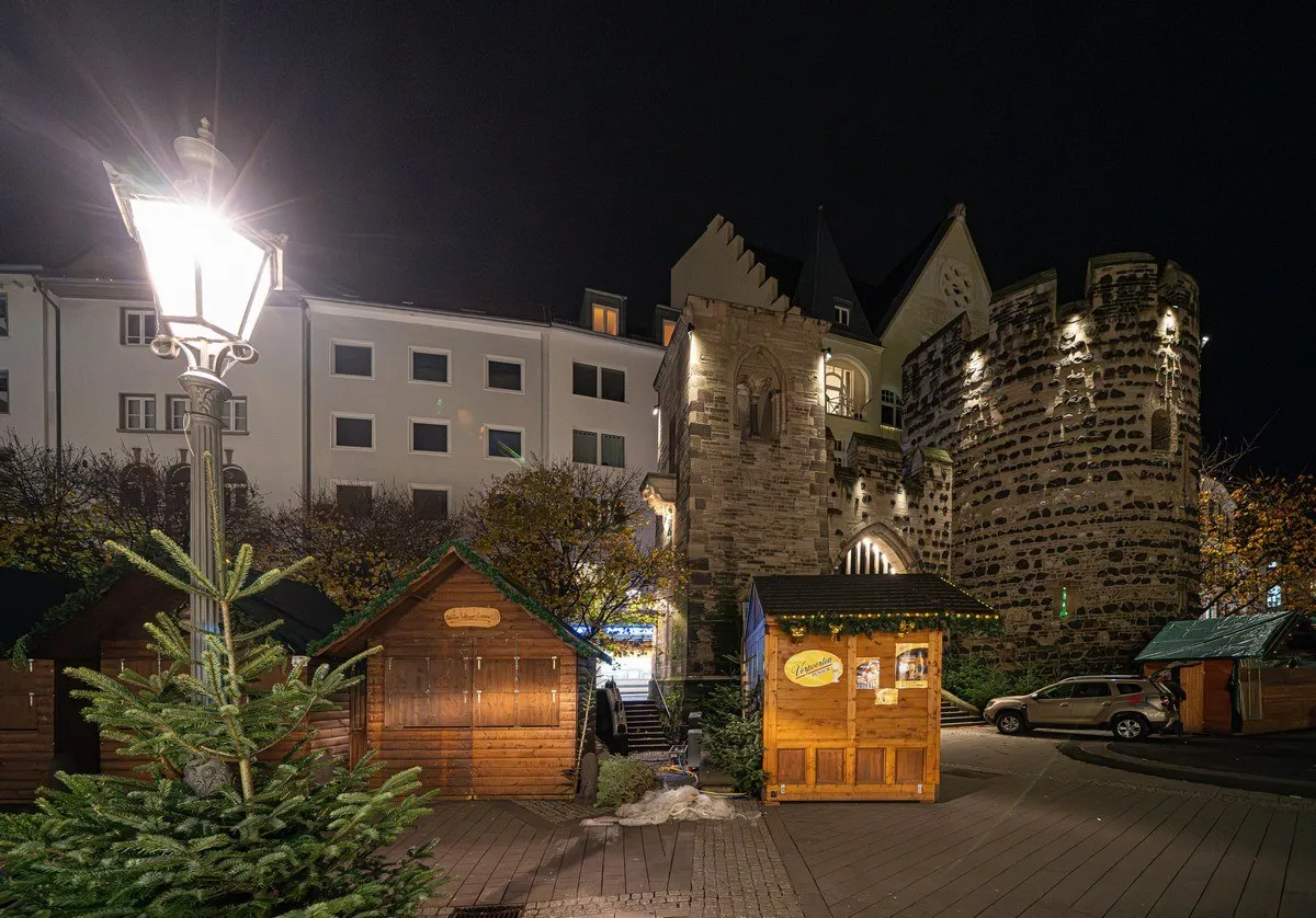 Eine alte Steinmauer, vielleicht Teil einer früheren Burg, in Bonn