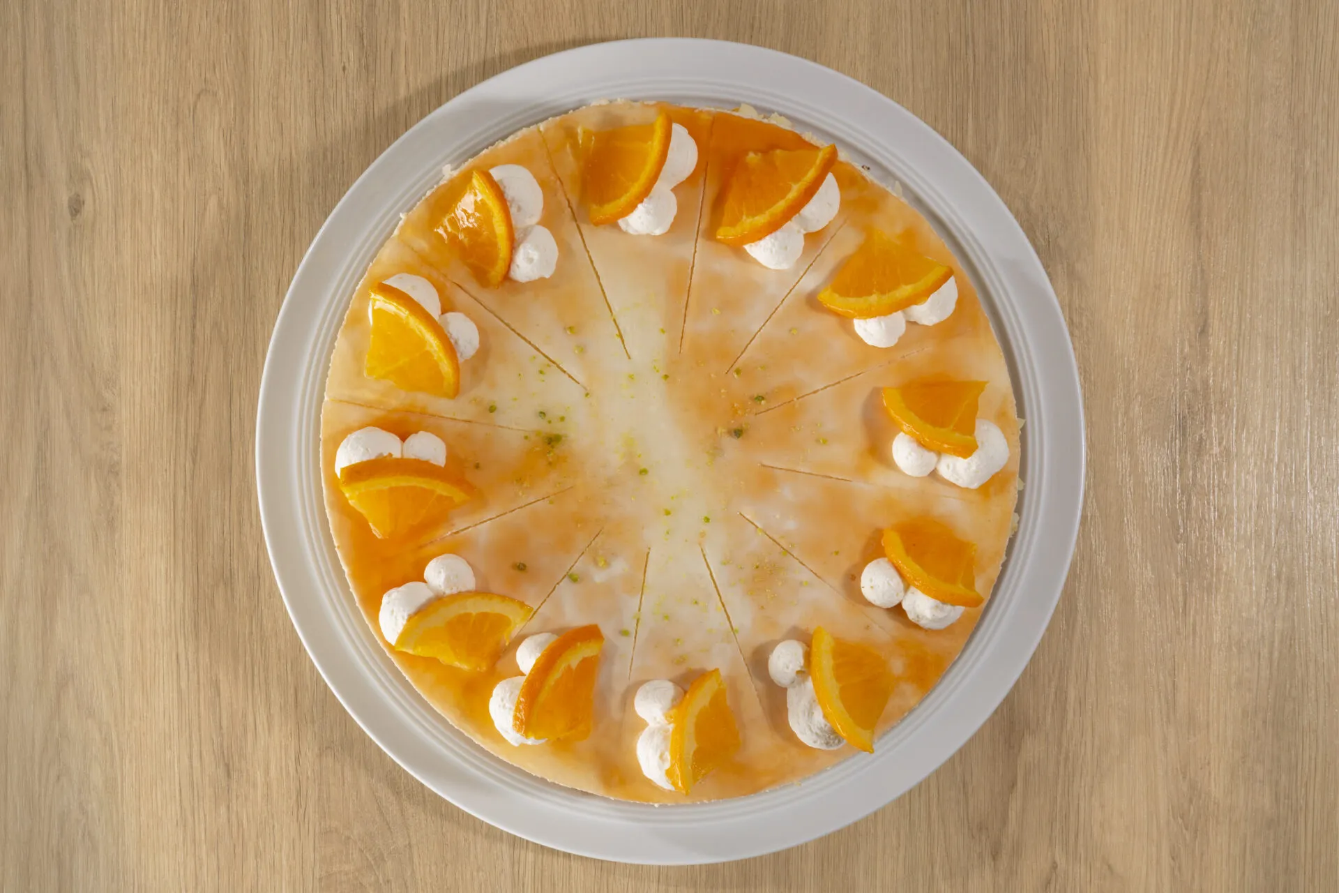Eine Ansicht der köstlichen Orangen-Käsesahne Torte, fertig zum Servieren