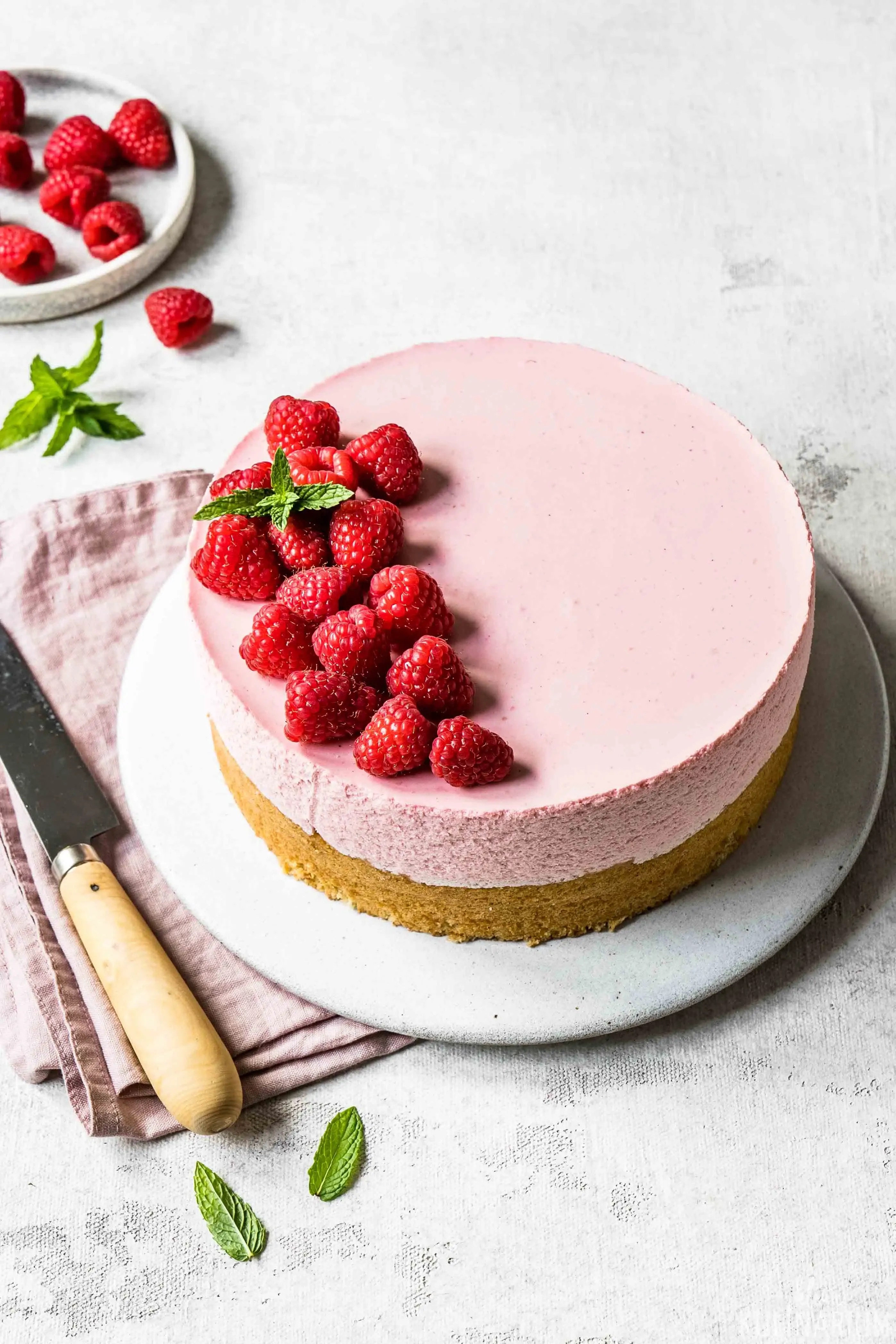 Eine appetitliche Himbeer-Sahne-Torte, fertig zum Servieren