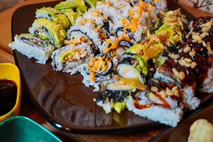 Eine Auswahl an Sushi mit Saucen