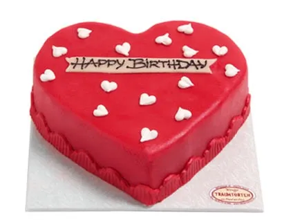 Eine Auswahl festlicher Geburtstagstorten und kleiner Gebäcke auf einem Buffet